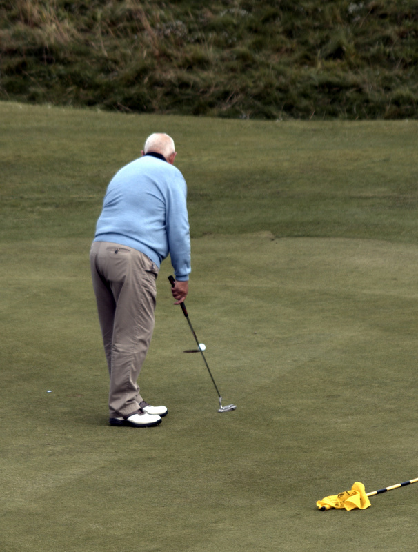 Willie Mackie gives up on this putt - then it falls in the hole!